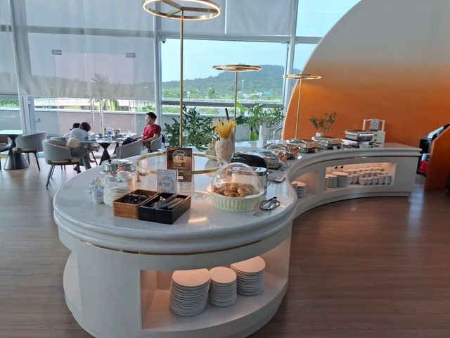 富國島機場候機，走進 THE Sens Lounge，立刻被高挑採光與現代設計吸引