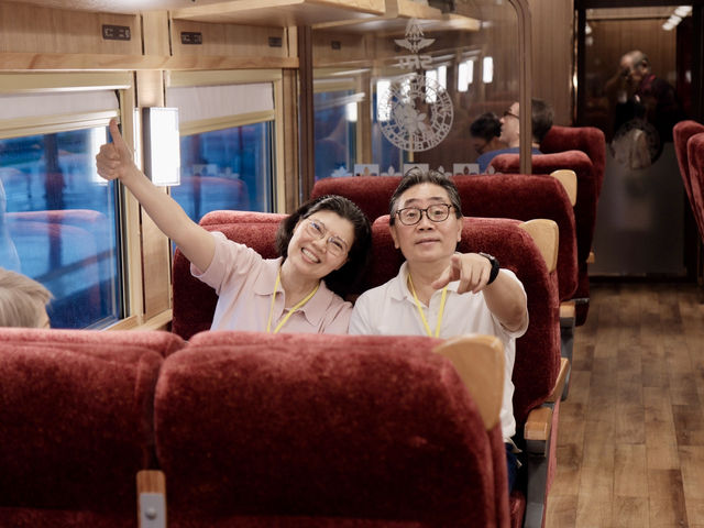 รถไฟท่องเที่ยว Royal Blossom