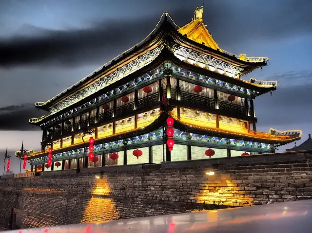 Day & Night view of Xi’An City Wall 