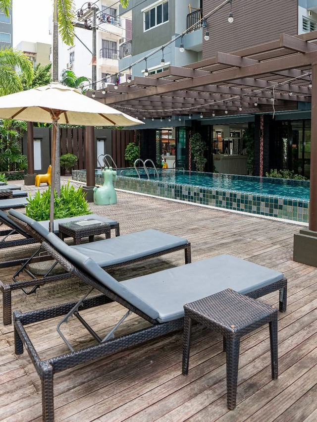 พักผ่อนสบายใจกลางป่าตอง ที่ Andakira Hotel Phuket