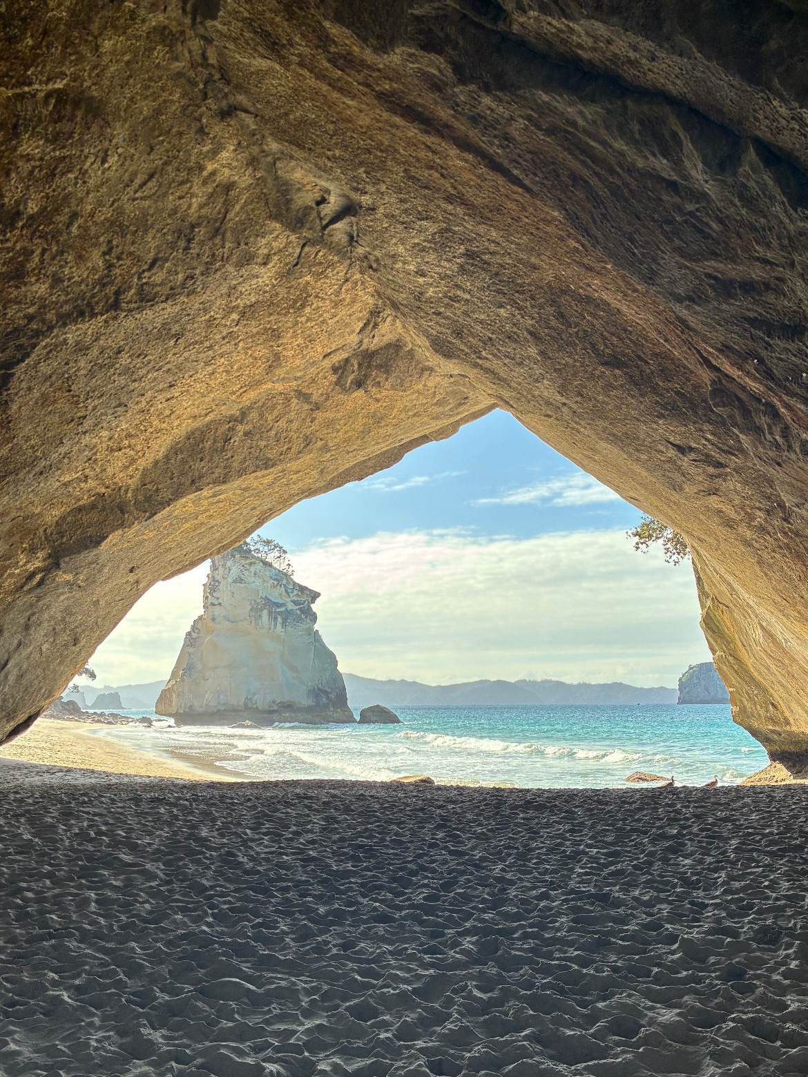 I went to New Zealand's North Island. Cathedral Cove in Coromandel was amazing with its beautiful scenery. (The first photo shows a 30-minute hike to the coast, but the nature is so beautiful it cleanses the soul and the air is so fresh that the time flies! New Zealand's traffic rules are roughly the same as Japan's, so it's easy to drive even if you rent a car. However, each location is far away, so it took about 2-3 hours to get from one place to the other. There are mountain roads on the way to Coromandel, so I recommend driving during daylight hours. The third and fourth photos show Waitomo Caves, where the caves are mysterious and there are tours available, so I recommend it. The fifth photo shows Huka Falls, a beautiful waterfall. Wherever you go, the nature is so beautiful and magnificent that it helped to soothe your worries and make you forget all about your worries.)