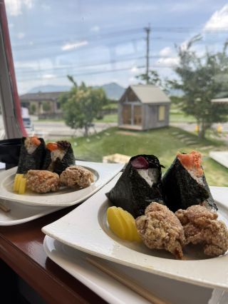 【福岡】赤いロンドンバスが目印♡ボリューム満点のおにぎりランチが食べられる🍙