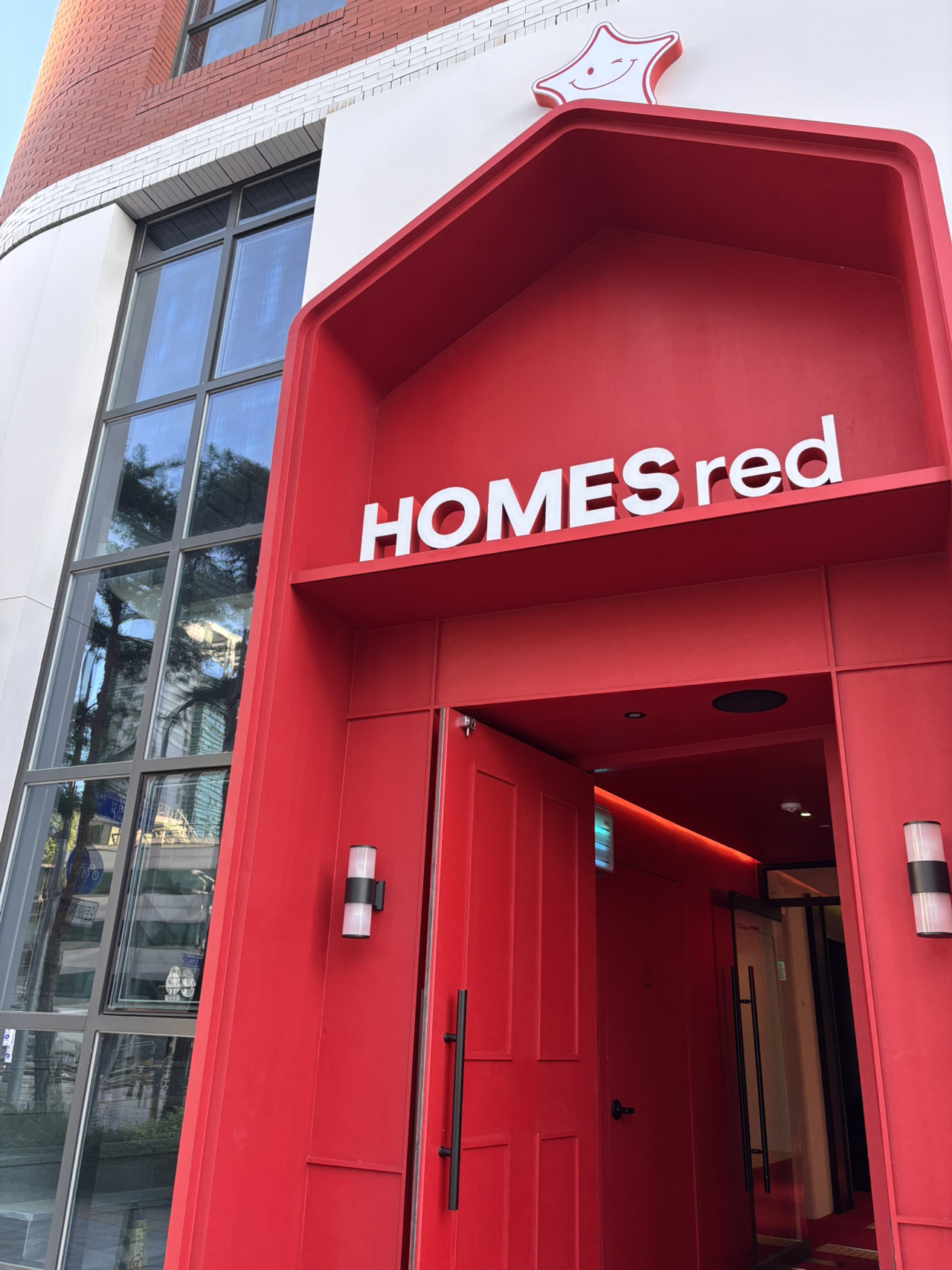 
Hotels I Stayed at When I Visited Seoul
[HOMES RED MYEONGDONG]

The facilities at this hotel were easily among the best I've stayed at in Seoul!

Here's a summary of the great things about it!

- Self-check-in and check-out machines✅
The machines are Japanese-speaking, so even if you don't speak Korean, the process is easy!

- There's a Wow Pass machine!
This is incredibly convenient for Wow Pass users!
Not having to go out of my way to find the machine was extremely helpful!

- There's a rooftop!
The rooftop offers a great view of Namsan Tower!
It would have been even better if there were chairs or something.😅

- There's a noodle station🍜
There's a station where you can enjoy delicious Korean instant noodles!
The variety was great and it was fun!
Perfect for a late-night snack!

- There's a shared kitchen!
You can cook if you feel like it!
There's also a microwave, so I was able to heat up rice I bought at the convenience store!
There's a freezer, so I was able to store my ice cream there too! 🙆

It's a wonderful hotel with plenty of room to relax and I was very satisfied!

📍2-minute walk from Chungmuro ​​Station
10-minute walk to Myeongdong!

🌟With a police box right next door, it's safe and secure!
Recommended for solo travelers!

#SeoulHotel