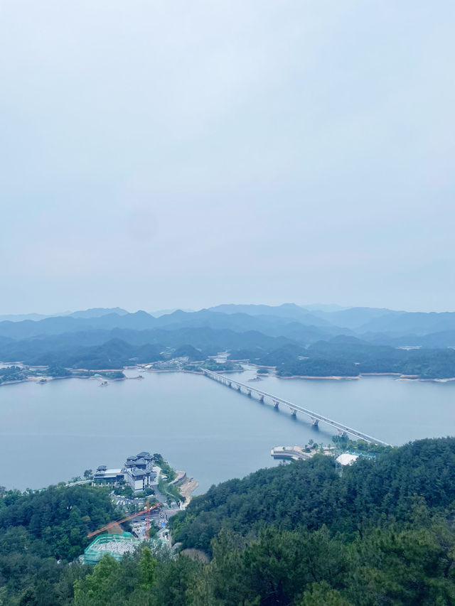A Sky-High View of Qiandaohu: Tianyu Mountain’s Escalator Shortcut!
