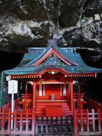 絶壁に位置する神社 本殿は洞窟の中に・・