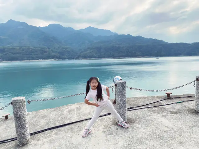 這裡的湖水藍太舒服了，散步騎腳踏車太合適了