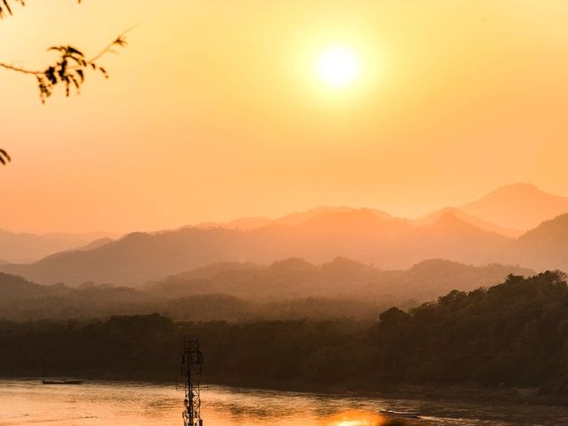 สะบายดี กำเงินล้าน(กีบ) ไปร่ำไปรวยที่ลาวกัน! สะบายดี กำเงินล้าน(กีบ) ไปร่ำไปรวยที่ลาวกัน!