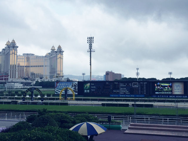 🏇🎬再見了澳門賽馬會!搭輕軌路過這幕,滿滿的時代眼淚!🎬🏇 🏇🎬再見了澳門賽馬會!搭輕軌路過這幕,滿滿的時代眼淚!🎬🏇