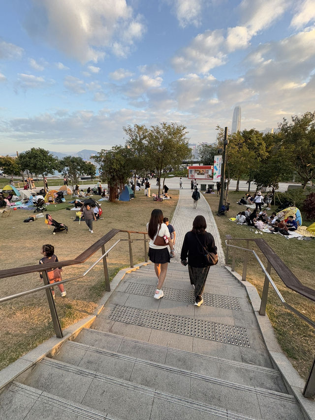 🌅 M+: จุดชมพระอาทิตย์ตกที่ปังที่สุดใน West Kowloo 🌅 M+: จุดชมพระอาทิตย์ตกที่ปังที่สุดใน West Kowloo