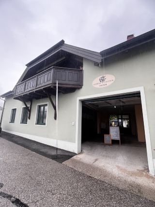 อยากสัมผัสบรรยากาศอบอุ่นสบายๆ กับไวน์ในออสเตรียไหม? 🍇☔ ฉันไปสำรวจ Sooss และ Baden สองเมืองใกล้เวียนนา แวะไปที่โรงบ่มไวน์บูติกและร้านอาหารท้องถิ่นสุดเก๋ที่เข้ากับบรรยากาศวันฝนตกได้อย่างลงตัว

สถานที่ห้ามพลาดใน Sooss:
Weingut Steiner 67er (Hauptstraße 67): เล็กๆ บรรยากาศอบอุ่น และภูมิใจในพันธุ์องุ่นท้องถิ่น พนักงานกระตือรือร้นมาก อย่าพลาดไวน์แดงที่เป็นซิกเนเจอร์ของที่นี่!
Weingut Grabner & Schierer (Hauptstraße 55, เปิดวันจันทร์-เสาร์ 08:00-19:00): ที่นี่ผสมผสานประเพณีกับไวน์ท้องถิ่นสดใหม่ จองทัวร์ชิมไวน์พร้อมไกด์ได้ยิ่งดี ไวน์แบรนด์ Schierer ทำให้ฉันประหลาดใจกับคุณภาพและรสชาติที่ดื่มง่าย ทุกแก้วมาพร้อมกับการพูดคุยที่เป็นกันเองและเคล็ดลับจากคนในพื้นที่เกี่ยวกับภูมิภาค
Porto Cervo ใน Baden (Hauptstrasse 68, Sooss): สำหรับมื้อค่ำ ฉันเลือกนั่งที่ร้านอาหารสไตล์โมเดิร์นแห่งนี้ ลองนึกภาพบรรยากาศอบอุ่นด้วยแผงไม้ ตู้โชว์ และหน้าต่างบานใหญ่ที่มองเห็นสายฝน เมนูของที่นี่มีอาหารออสเตรียคลาสสิกที่ดัดแปลงอย่างสร้างสรรค์ ลองชิมไวน์ท้องถิ่น Schierer ดูสิ รสชาติกลมกล่อมและเข้ากันได้ดีกับอาหารจานหลักทุกชนิด

เคล็ดลับการเดินทาง:
ลองเดินเที่ยวตามเส้นทางไวน์นี้ดู ทุกอย่างอยู่ห่างกันไม่กี่ช่วงตึกบนถนน Hauptstraße คุณจึงสามารถจิบไวน์ เดินเล่น และดื่มด่ำกับทิวทัศน์กลางแจ้งได้ แม้ในวันที่ฟ้าครึ้ม
ในบ่ายวันฝนตก ร้านอาหารที่ดำเนินกิจการโดยครอบครัวเหล่านี้จะดูน่าดึงดูดเป็นพิเศษ ลองคุยกับเจ้าของร้านเพื่อขอคำแนะนำเกี่ยวกับไวน์ที่คุณจะหาไม่ได้จากที่อื่น
รถไฟจากเวียนนาใช้เวลา 30-40 นาทีไปยัง Baden จากนั้นต่อด้วยรถประจำทางหรือแท็กซี่ระยะสั้นไปยัง Sooss

หากไม่แน่ใจ: ลองสั่งไวน์ Schierer ในมื้อเย็นดูสิ คุณจะขอบคุณฉันทีหลัง 😉

#ไวน์ออสเตรีย #เส้นทางSooss #เที่ยวเวียนนาแบบไปเช้าเย็นกลับ #คนรักไวน์ #เที่ยววันฝนตก