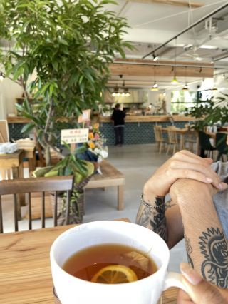 Morning Hills: Okinawa ハワイアンスタイルのレストラン＆カフェ 。