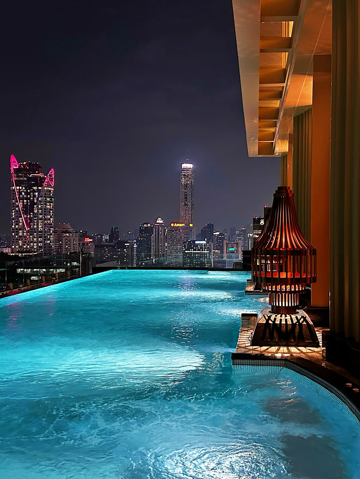 Hotel baru telah dibuka di Bangkok!! Grand Gateway Plaza Bangkok menawarkan kolam renang dan bar di rooftop yang benar-benar menakjubkan! 🤩

🌟 Fitur Unggulan:

✔️ Kolam renang infinity yang menakjubkan di lantai 35

✔️ Bar jazz Brasshouse di lantai 45

✔️ Lokasi utama di antara St. Regis dan Waldorf Astoria

✔️ Bar rooftop sangat cocok untuk pesta! 💃

🌆 Pengalaman Saya: Hotel yang baru dibuka ini benar-benar membuat saya kagum!

Kolam renang di rooftop lantai 35 benar-benar cantik! Berenang di siang hari sambil menikmati pemandangan kota 🌇 Dan setiap foto di malam hari adalah sebuah mahakarya 📸

🌃 Bahkan lebih menakjubkan di malam hari!

Bar jazz di lantai 45 memiliki suasana yang luar biasa! 🤩 Nikmati minuman sambil menikmati pemandangan malam Bangkok.

Sempurna untuk berfoto dan check-in! 🥂

💫 Pengalaman lainnya:

✔️ Jarak berjalan kaki ke Kuil Erawan dan kawasan perbelanjaan Siam

✔️ Saksikan pertunjukan kembang api Central World di Malam Tahun Baru

✔️ Fasilitas gym & ruang uap yang super baru

✔️ Minibar gratis di kamar! 😎

#KolamRenangAtapYangViralDiWeChat #RencanaCheckInHotelBaru #KolamRenangInfinityHotelIniLuarBiasa #BarIniKeren #KehidupanSehari-hariLiburanPemilikPulau