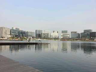 ใครบอกว่าเกาะการเงิน (Financial Island) ต้องมาดูแค่วิวกลางคืน! มาช่วงบ่ายคนน้อยแสงสวย ลมพัดเย็นสบายกว่าย่าน CBD ซะอีก