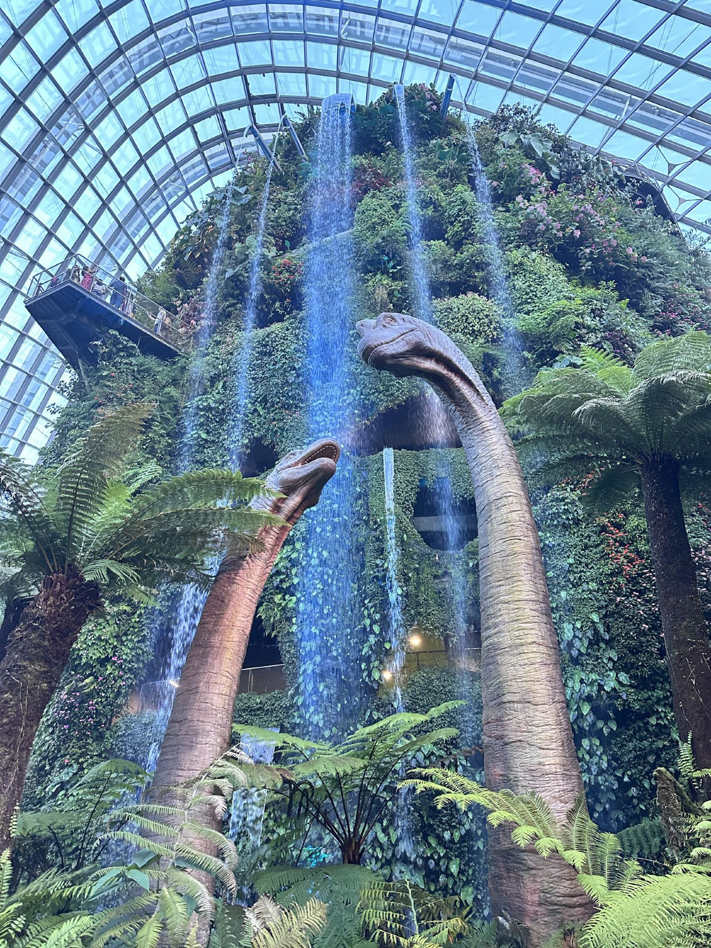 ภูเขาในม่านหมอกสุดลึกลับและน้ำตกสูง 35 เมตร! ตะลุย "Cloud Forest" ณ Gardens by the Bay 🌿✨