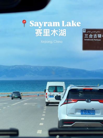 📍 Sayram Lake (赛里木湖) | ทะเลสาบไซลี่มู่
🇨🇳 นี่ไม่ใช่สวิตเซอร์แลนด์ แต่คือซินเจียง ประเทศจีน! 🏔️💙

วิวหลักล้านที่เห็นแล้วต้องร้องว้าว! 🥹✨ ทะเลสาบสีฟ้าใส ตัดกับภูเขาสุดลูกหูลูกตา บรรยากาศเหมือนหลุดไปอยู่ยุโรปเลย 🇨🇭☁️

ใครมีแพลนมาเที่ยวซินเจียง แนะนำให้ปักหมุดที่นี่ไว้เลย 💙 เพราะของจริงสวยกว่าในคลิปอีก!

🚗 การเดินทาง: สามารถเดินทางจากเมืองอี้หนิง (Yining) โดยรถเช่าหรือรถพร้อมคนขับ ใช้เวลาประมาณ 2–3 ชั่วโมง

📸 ทริคเที่ยว: แนะนำให้เผื่อเวลาอย่างน้อยครึ่งวันสำหรับเที่ยวรอบทะเลสาบ มีจุดชมวิวให้แวะถ่ายรูปเยอะมาก ยิ่งวันฟ้าเปิดคือสวยสุด ๆ

🎥 คลิปนี้เก็บความสวยมาได้แค่ส่วนหนึ่งเท่านั้น ใครชอบภูเขา ทะเลสาบ และธรรมชาติ บอกเลยว่าคุ้มค่ากับการเดินทางมาก 🫶🏻

💬 ถ้าไม่บอกว่าอยู่จีน ทุกคนคิดว่าที่นี่คือประเทศอะไร? 😍

#sayramlake #xinjiang #เที่ยวซินเจียง #tripbest