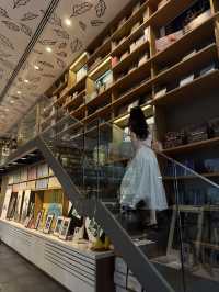 The most picturesque bookstore in BKK 🙌😎