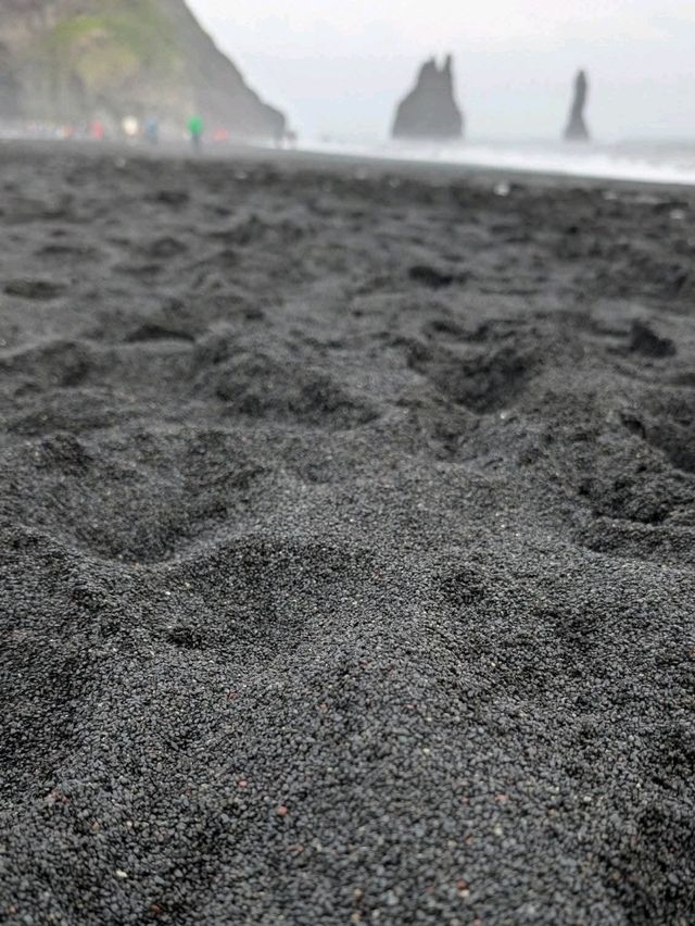 🌋 Reynisfjara Black Beach: Iceland's Dramatic Must-See! 🏖️⚠️
