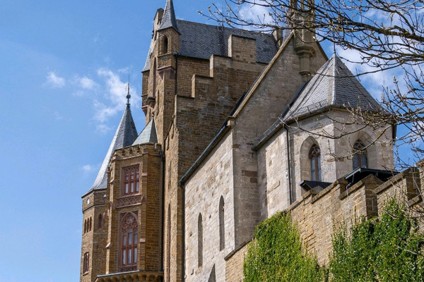 🏰 ホーエンツォレルン城 – 雲の上にそびえる要塞 | Trip.com ビジンゲン