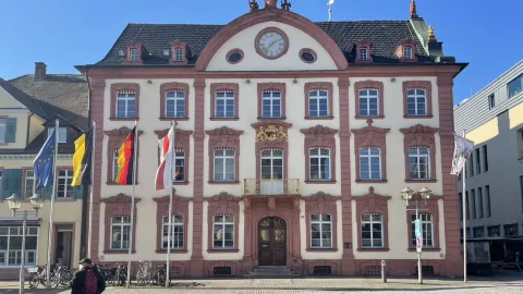 奧芬堡（Offenburg）位於德國巴登-符騰堡州西南部，靠近法國史特拉斯堡，是通往黑森林的重要門戶 — traveler post in 奧芬堡