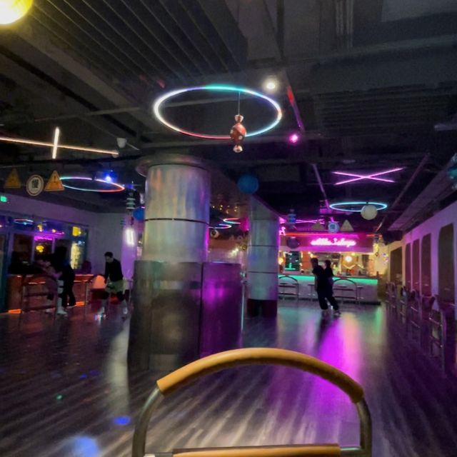 80’s vibes, roller skating, cocktails…OMG!