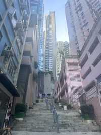 親愛的小夥伴們👋，你是否憧憬著迷人的香港風景，踏上城市漫步的旅程？😍讓我帶你穿越繁華的街道、感受迷人的夜景，一起探索這座充滿活力的國際都市吧！✨