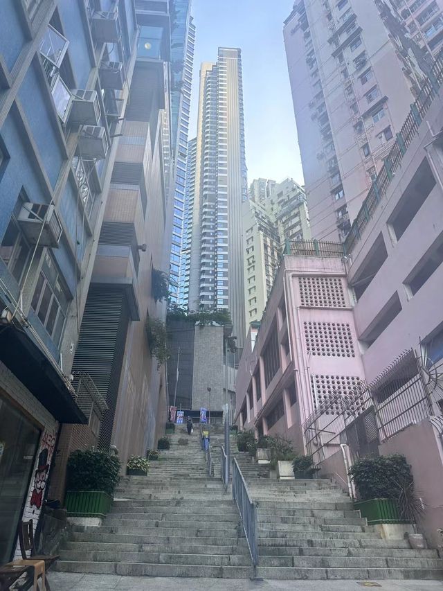 親愛的小夥伴們👋，你是否憧憬著迷人的香港風景，踏上城市漫步的旅程？😍讓我帶你穿越繁華的街道、感受迷人的夜景，一起探索這座充滿活力的國際都市吧！✨