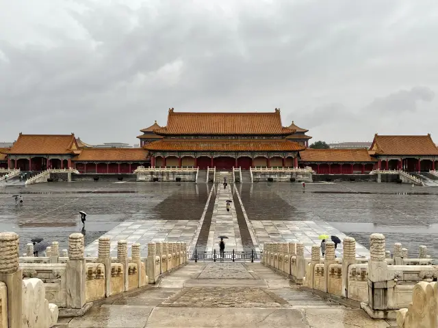 พระราชวังในฝนในฤดูใบไม้ร่วง