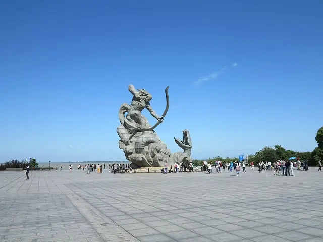 Yueyang Tower, where the air steams over Yunmeng Marsh and waves shake Yueyang City