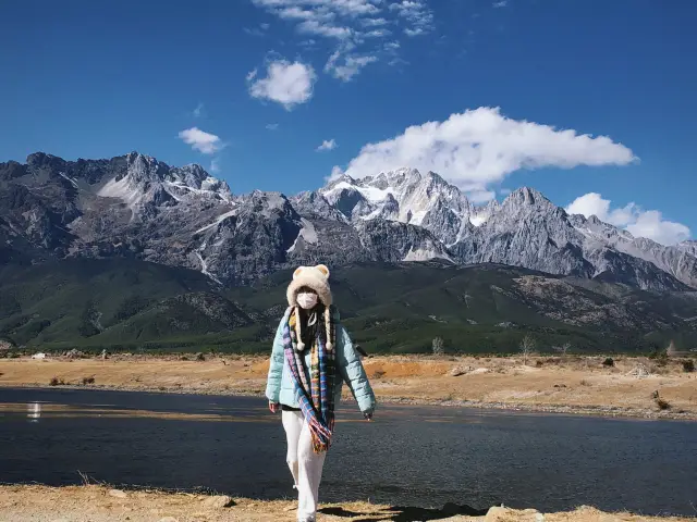 Free and stunning spot to watch the sunrise over the Golden Mountain at Yulong Snow Mountain in Lijiang!