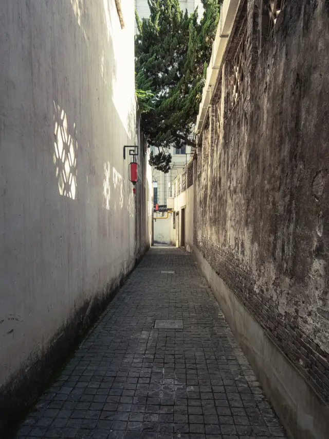 Xiaolou Lane, hidden in the urban area of Wuxi, is known as the 'Talented Scholars' Lane'