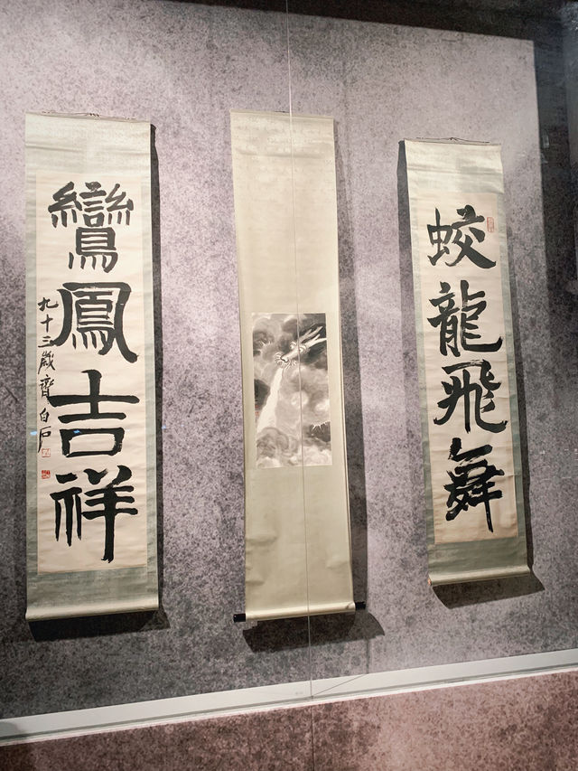 這個展得從負一樓開始逛，匯集了136件真跡