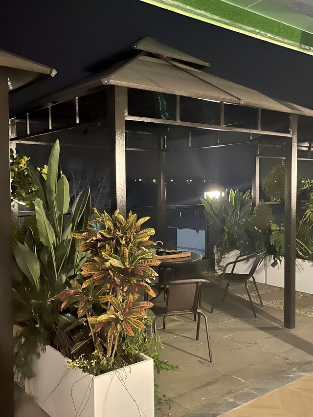 花園夜景真的nice 露台高空很有感覺 一個舒適的也要 花園夜景真的nice 露台高空很有感覺 一個舒適的也要
