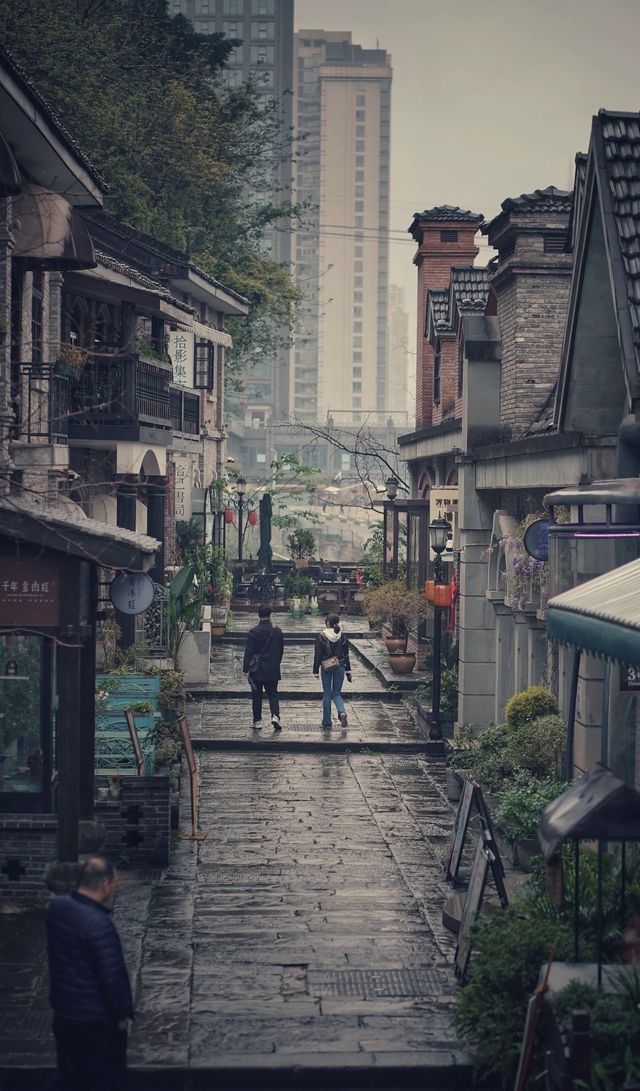 來重慶下雨了去哪玩？