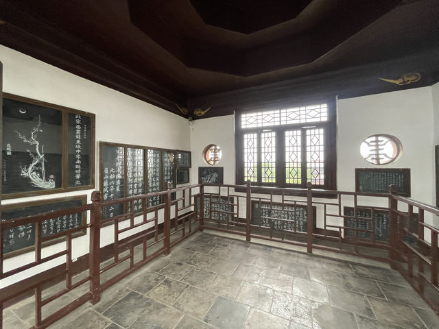 位於黃州區赤壁磯頭因北宋大文豪蘇東坡在此寫有《赤壁懷古》詞和前後《赤壁賦》而得名又稱文赤東坡赤壁壁