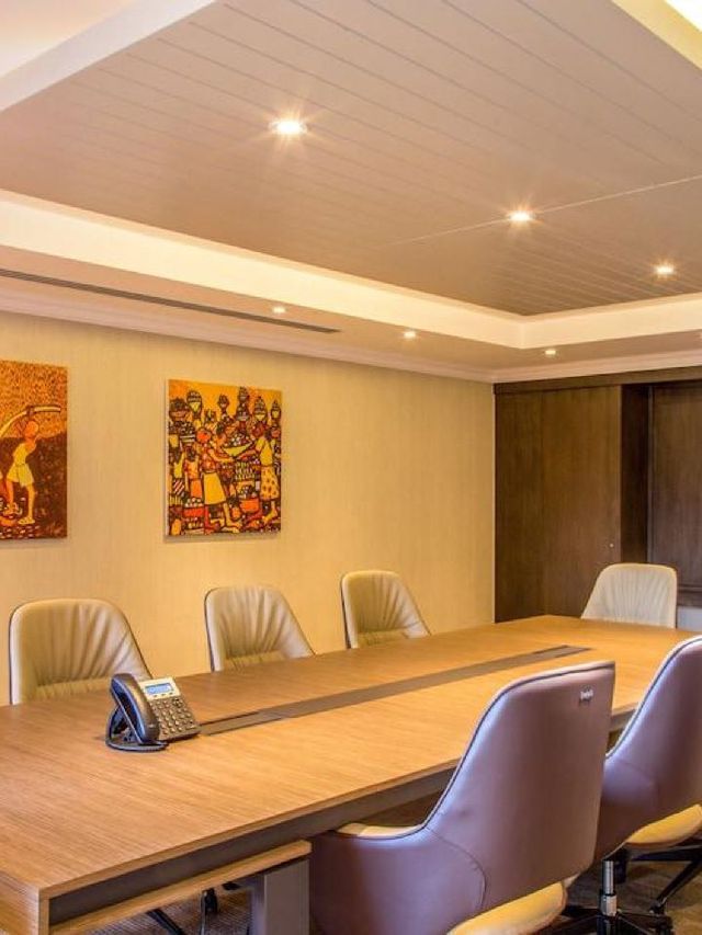 🌟✈️ Kampala's Cozy Corners: Top Hotel Picks! 🏨🍹