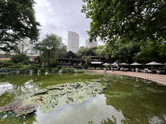 在繁華的靜安寺商圈，靜安公園是一塊珍貴的綠地
