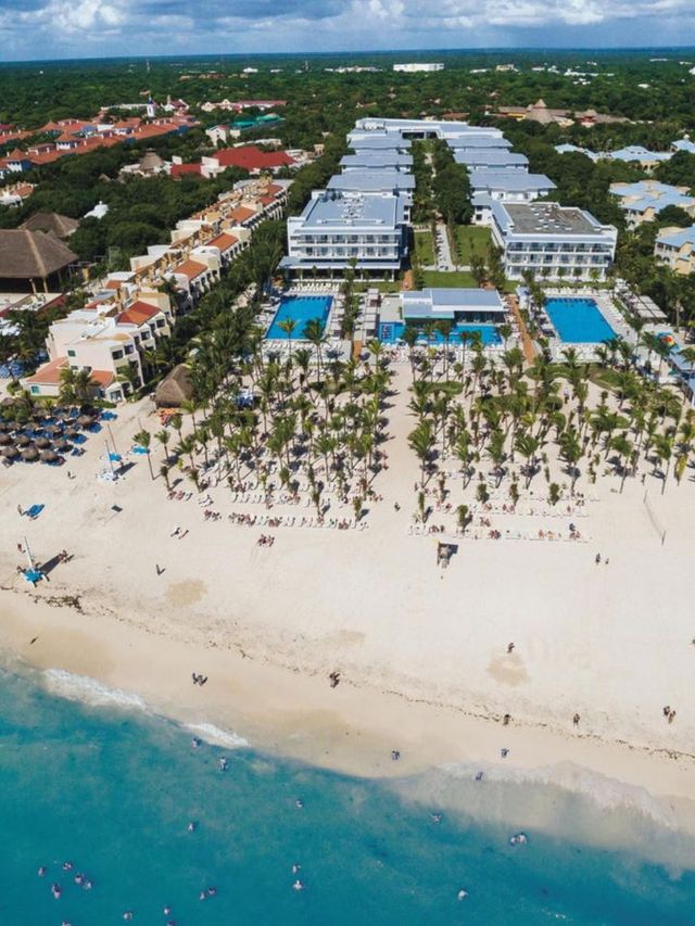 🌴🏨 Playa del Carmen's All-Inclusive Paradise 🍹✨