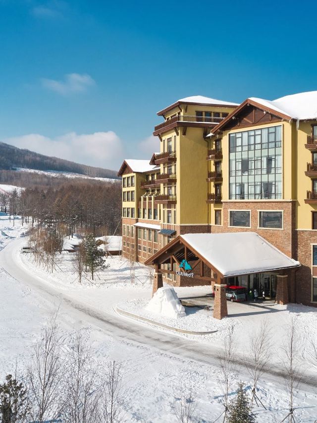 🏔️ Changbaishan's Winter Wonderland: Ski, Soak & Savor! 🎿🍲