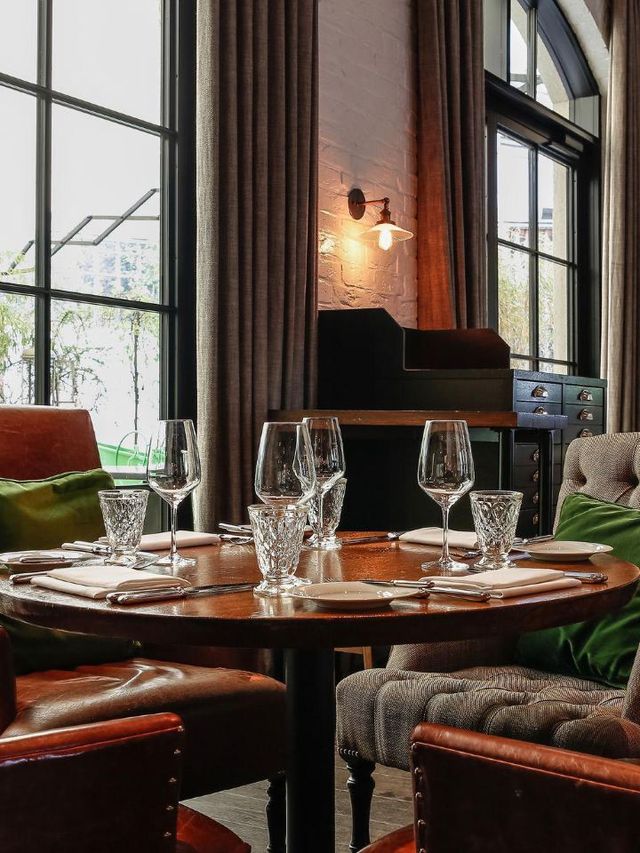 🌟 Berlin's Iconic Hotel Zoo: A Blend of Glamour & History 🏨✨