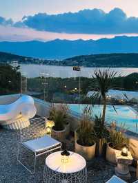 🌟 Dali's Chic Retreat: Art, Music & Views 🎨🎵🏞️