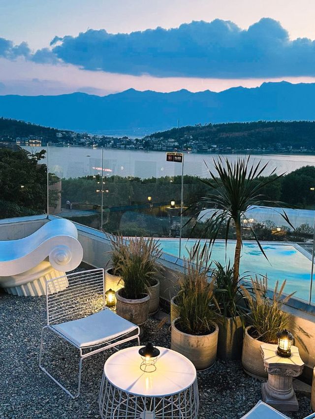 🌟 Dali's Chic Retreat: Art, Music & Views 🎨🎵🏞️