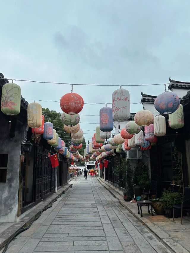 枫泾古鎮（上海金山）枫泾古鎮，位於上海西南，隸屬於上海市金山區，地處滬浙五區（縣）十鎮（鄉）交界。