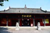 成都｜藏在喧鬧古鎮中的千年古寺。