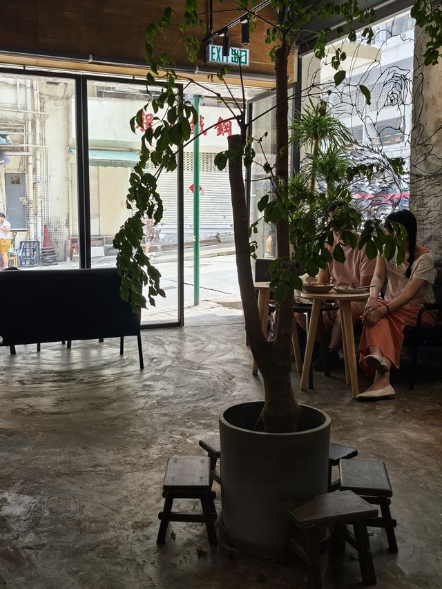 香港 | 山坡上的工業風咖啡店。