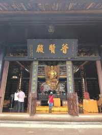 四川旅遊 | 開門見山第一寺–峨眉山報國寺。