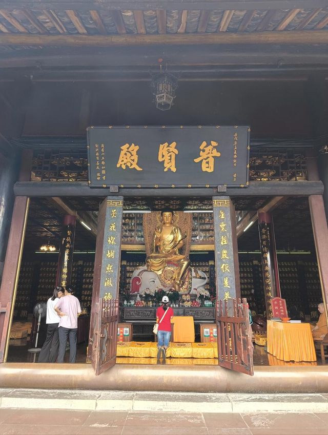 四川旅遊 | 開門見山第一寺–峨眉山報國寺。