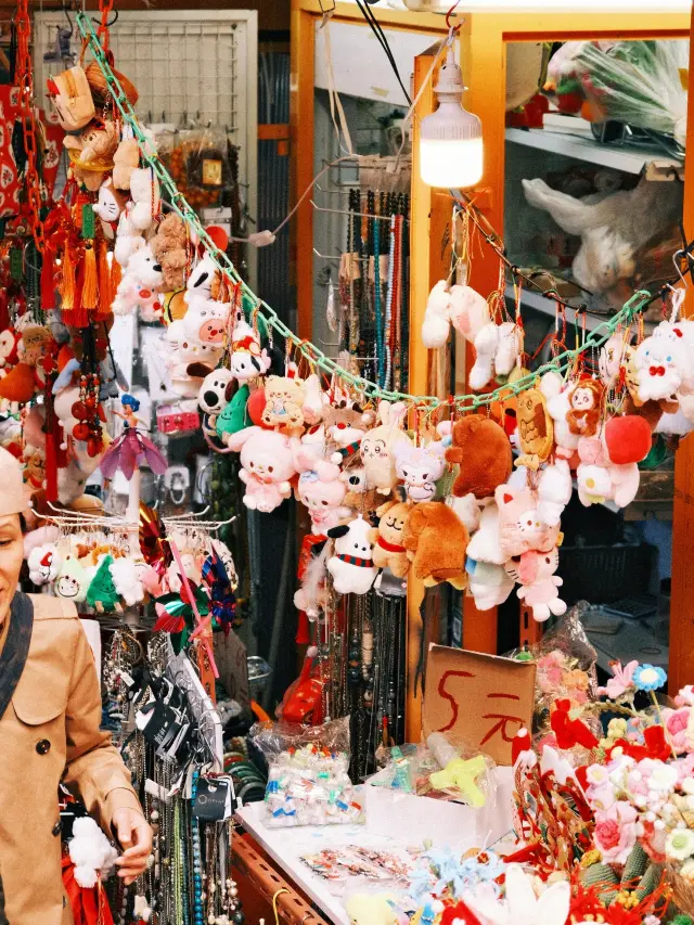 Hong Kong Christmas Romance | The Christmas atmosphere of Pottinger Street in Central