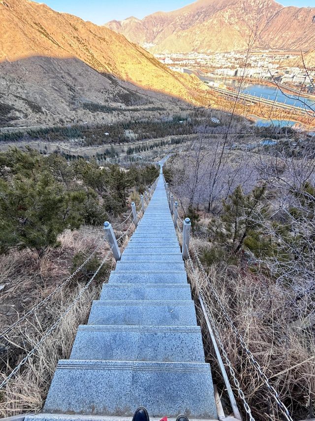 拉薩南山公園可以俯瞰拉薩