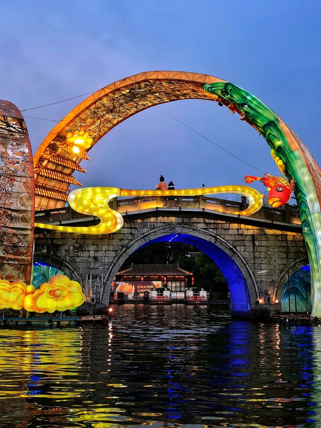 夕陽登畫舫，夜泊歸來已是燈火闌珊。