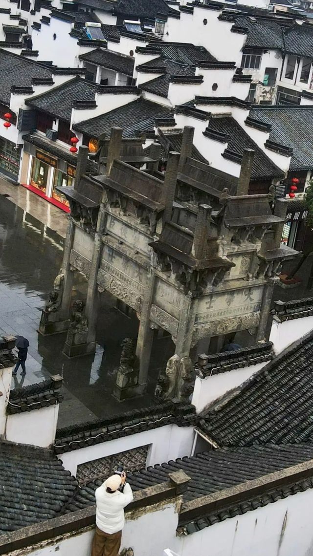 踏入古城，青石板路蜿蜒向前，彷彿在訴說著古老的故事